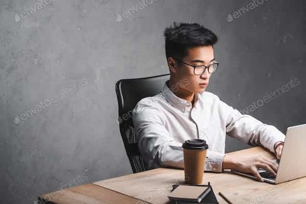 Quelle stratégie SEO multilingue est adaptée pour une plateforme de tourisme médical internationale ?